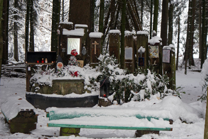 DSC06854.jpg - Verschneite Waldkapelle