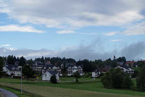 hoechenschwand2.jpg - Blick auf Höchenschwand - die Wolken zeigen's: das Wetter während unserer Ferienwoche war leider etwas durchzogen.