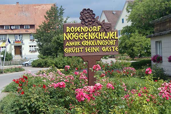 noeggenschwiel_ortstafel.jpg - Auf dem Heimweg in die Schweiz haben wir noch einen Abstecher nach Nöggenschwiel, dem Rosendorf, gemacht.