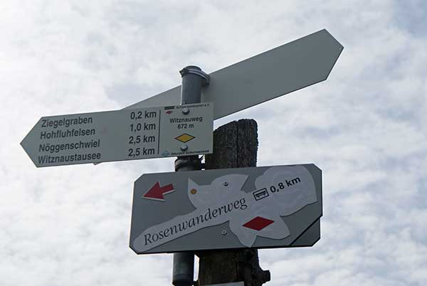 noeggenschwiel_rosenweg.jpg - Der Rosenwanderweg ist rund 4 km lang. Leider hält der Name nicht, was er verspricht - ausser zu Beginn und am Ende der Wanderung sind leider keine Rosen zu bewundern.