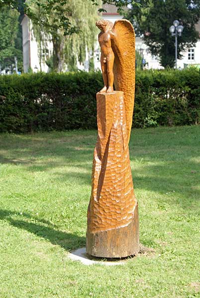 stblasien_kunst2.jpg - Zahlreiche Holzschnitzskulpturen sind im Dompark ausgestellt