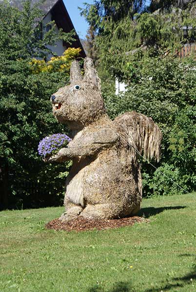 stroheichhoernchen2.jpg - Ein echter Hingucker sind die Strohskulpturen in und um Höchenschwand, wie hier dieses Eichhörnchen.