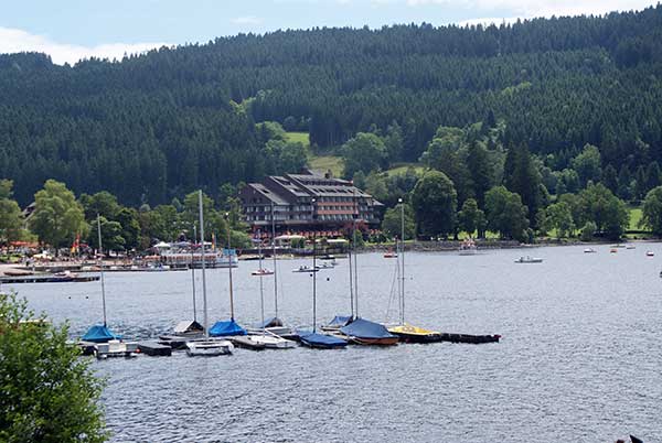 titisee1.jpg - Titisee ist ein richtiger Touristen-Ort mit vielen Souvenir-Läden und Restaurants - dennoch auf jeden Fall mal sehenswert und es gibt auch dort viele Wandermöglichkeiten etwas ausserhalb.