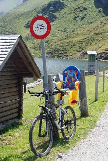 veloverbot.jpg - Ein viel zu seltenes Verkehrszeichen auf Wanderwegen...