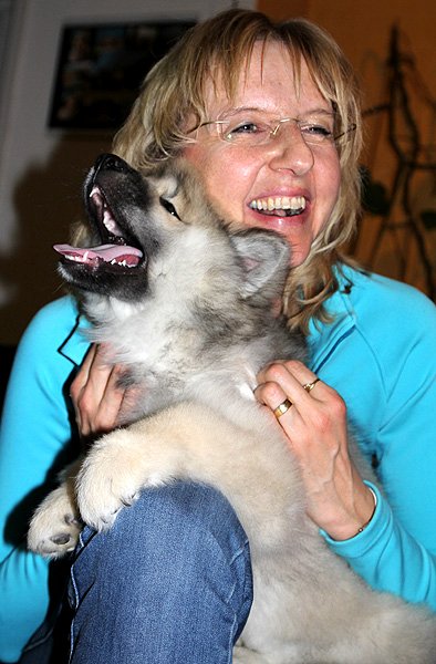 IMG_9868.neu.klein.jpg - Zwei, die gut lachen haben - Gwen mit  Frauchen