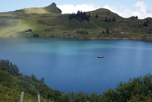 see_boot.jpg - Der See hatte eine traumhafte Farbe