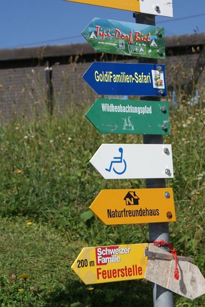 18_wegweiser.jpg - Wir machen die GoldiFamilien-Safari und wandern zur Stockhütte