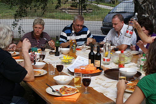 lecker.jpg - Bei herrlichem Spätsommerwetter schmeckte das Essen draussen noch besser