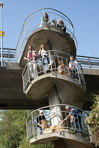 turm3.jpg - Posieren für ein erstes Gruppenfoto - ganz oben ist Levka mit Deborah und Hannah-Lea