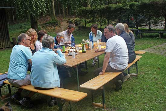 apero1.jpg - Beim Waldhaus Höchweidwald wartete das Überraschungs-Apéro
