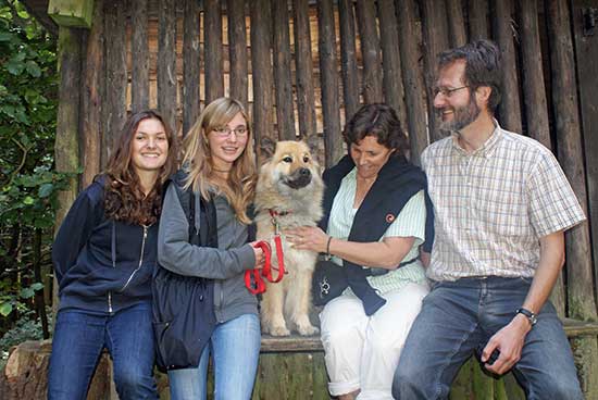 blaettler.jpg - Familienfoto: Levka mit Familie