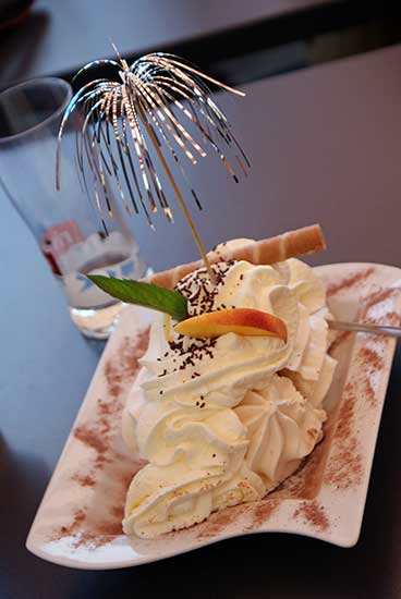 nachtisch.jpg - Zurück im Restaurant gab's natürlich zuerst ein feines Mittagessen, bevor wir uns über die süssen Versuchungen hermachten!