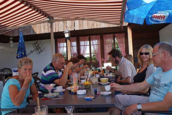 nachtischrunde.jpg - Bei herrlichem Wetter liessen wir diesen schönen Tag mit einem feinen Dessert ausklingen. Wir freuen uns schon auf das nächste Treffen!