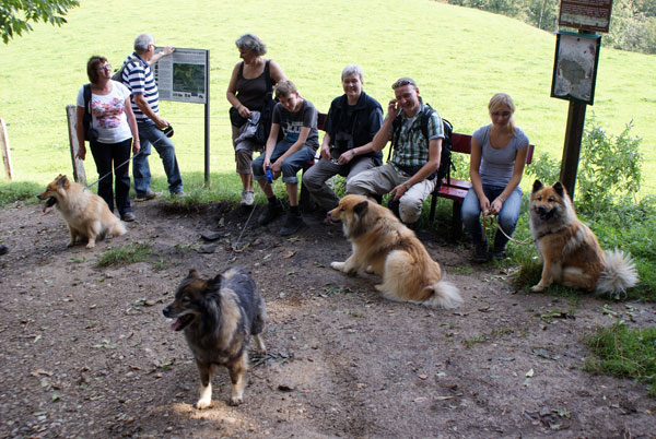 46_lachende_truppe.jpg - Im Vordergrund Mama Chila mit ihren Kindern im Hintergrund