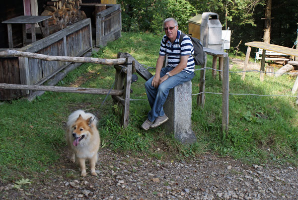 50_onno_grenzstein.jpg - Onno sitzt auf dem Grenzstein zu St. Gallen