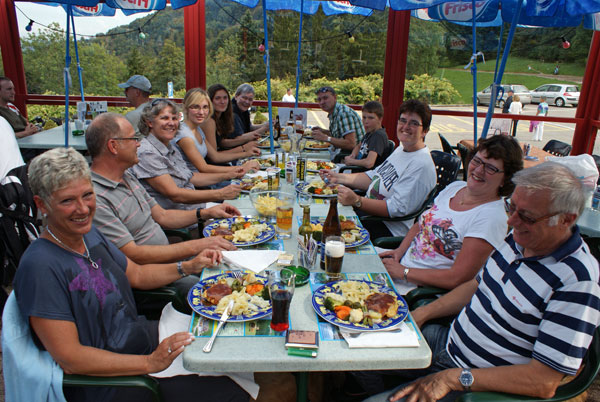 80_gutlachen.jpg - Nur noch ein Foto, dann dürft ihr essen