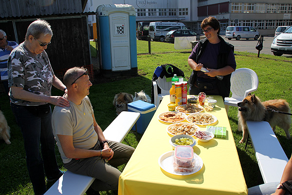 IMG_2982.bereit.fuer.Apero.b.kl.jpg - Patrick bekommt eine Massage von Manu - ganz schöner Luxus!