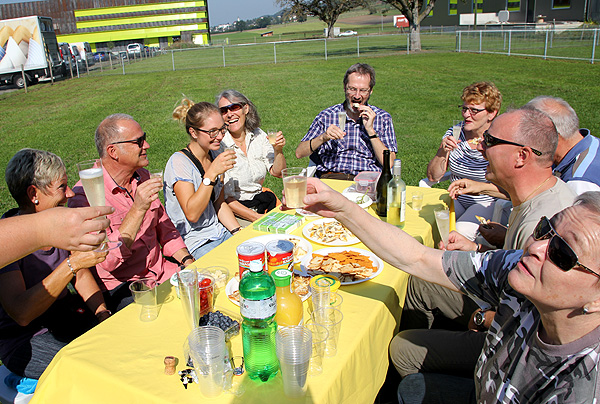 IMG_3042.Prosit.alle.b.kl.jpg - In dieser geselligen Runde gibt es immer viel zu lachen