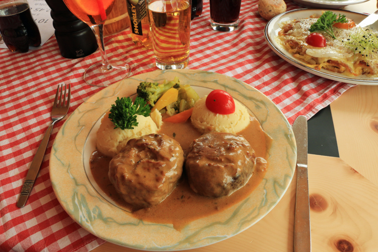IMG_9250.jpg - Das Essen im Panoramarestaurant schmeckte ausgezeichnet