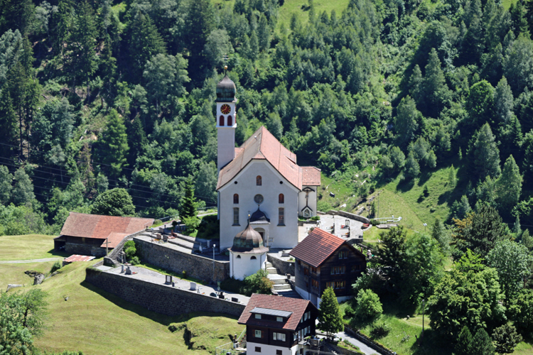 xxIMG_3486.jpg - Die Kirche von Wassen ist aufgrund des Kehrtunnels der Gotthard-Bahnstrecke berühmt. Bei einer Bahnfahrt wird sie aus drei verschiedenen Perspektiven sichtbar, was den Kabarettinsten Emil zum Stück "S'Chileli vo Wassä" inspiriert hat...