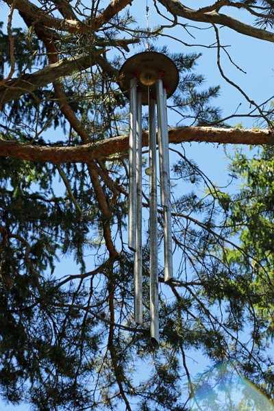 yIMG_3488.jpg - Ein riesiges Windspiel sorgt für sanfte Klänge im Wind