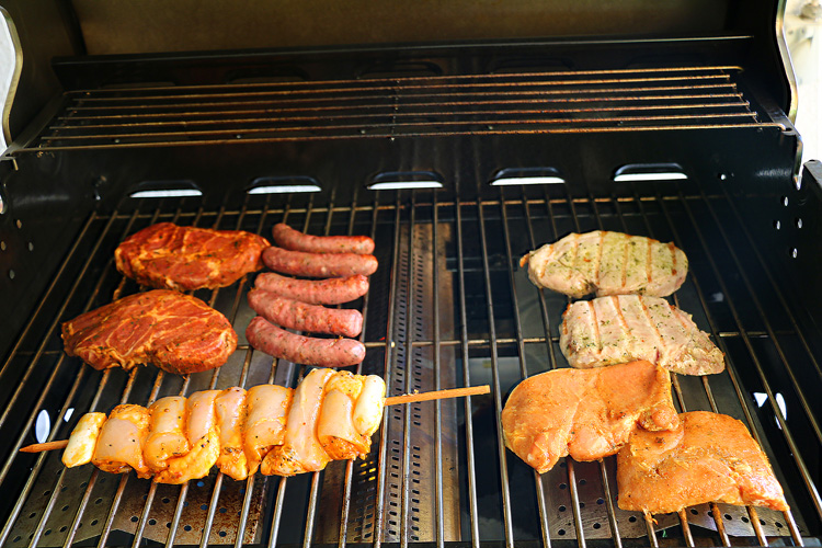 IMG_3231.jpg - Nach einem feinen Apéro durften wir ein leckeres Mittagessen mit Grilladen, verschiedenen selber gemachten Salaten, Gemüse und Kartoffeln geniessen. Es hat super geschmeckt!