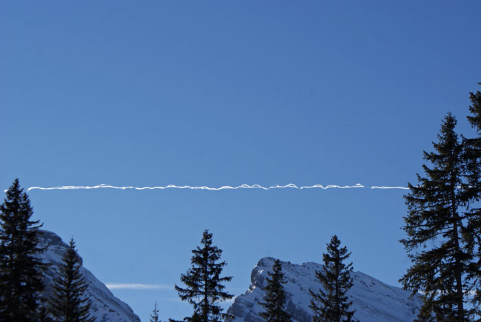 19_kondensstreifen.jpg - Leuchtende Kondensstreifen am strahlend blauen Himmel