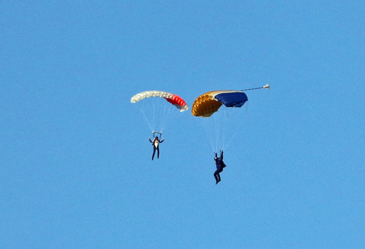 IMG_5138.jpg - Bunte Fallschirmspringer