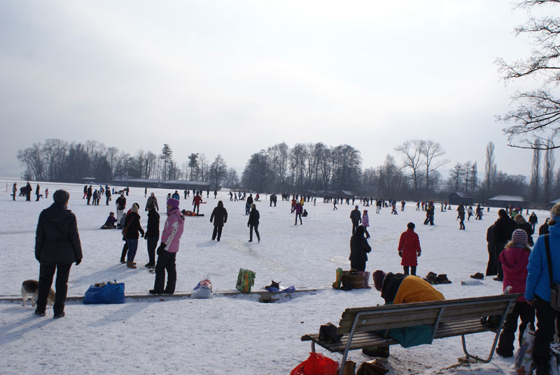 26_see.jpg - Die Möglichkeit, zu Fuss auf dem See unterwegs zu sein, lockte viele Menschen an