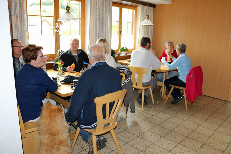 IMG_0529.jpg - Gemütlicher Start bei Kaffee und Gipfeli