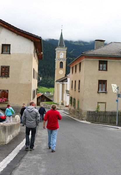 IMG_0532.jpg - Auf dem Weg zum Parkplatz, um uns "wanderfertig" zu machen und die restlichen Hunde zu holen